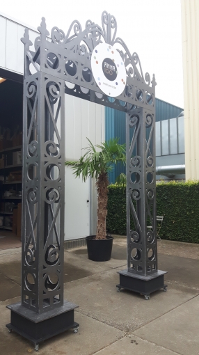 tuinpoort alice in wonderland